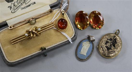 A 15ct gold and pearl bar brooch, a 9ct gold bar brooch and sundries,